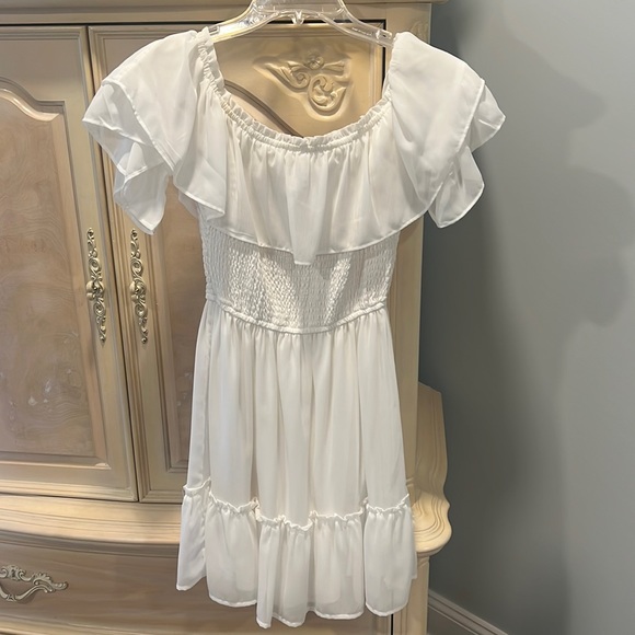Hollister Dresses & Skirts - Like brand-new. Light cream adorable dress. Worn once.